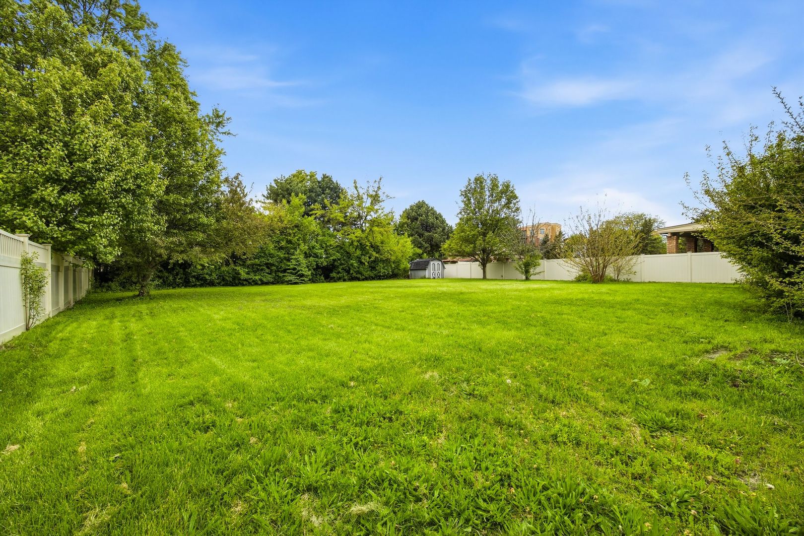 1333 Sable Drive Addison, IL 60101 - Photo 27 of 29 a backyard of a house with lots of green space