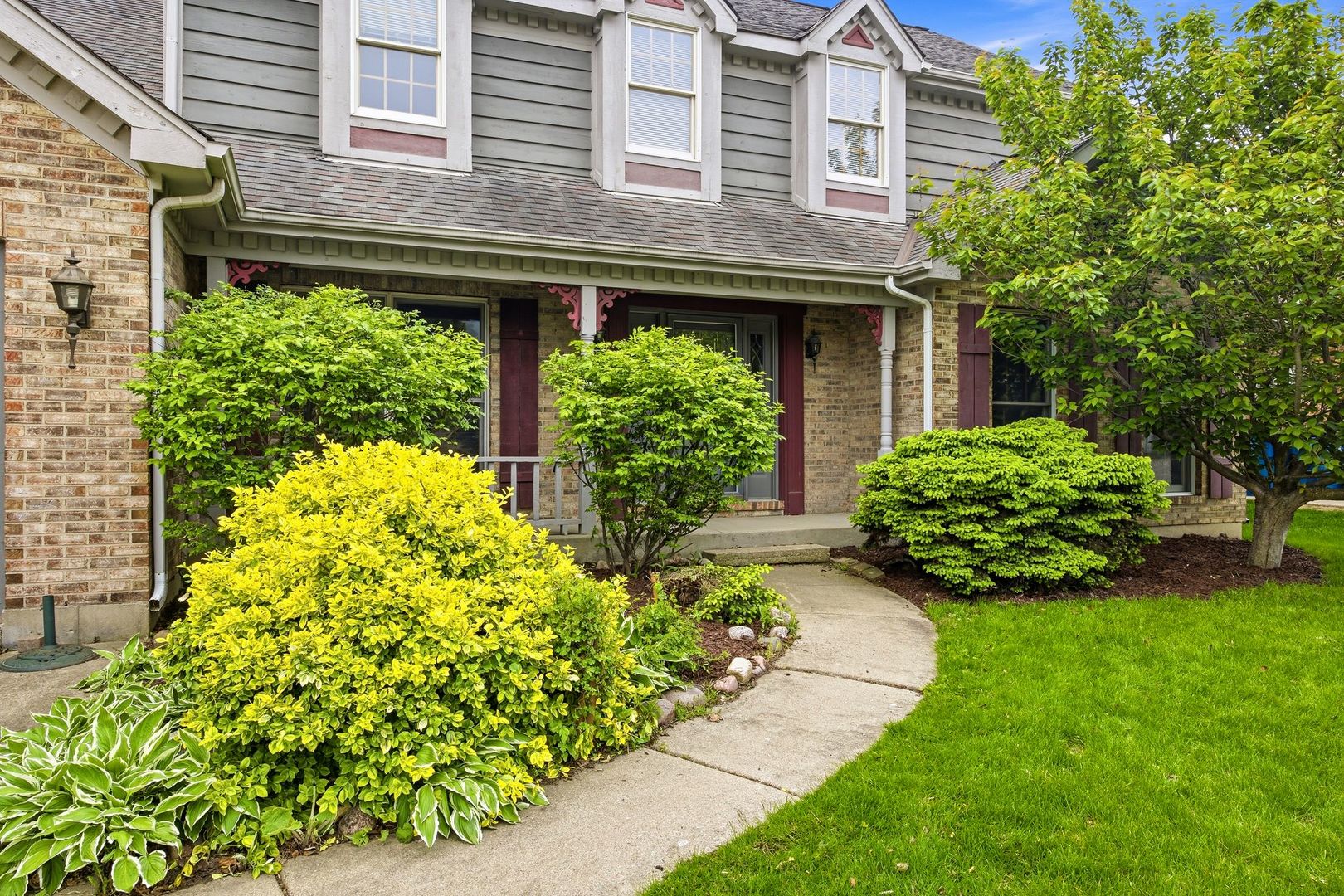 1333 Sable Drive Addison, IL 60101 - Photo 3 of 29 a view of a house with a garden and plants