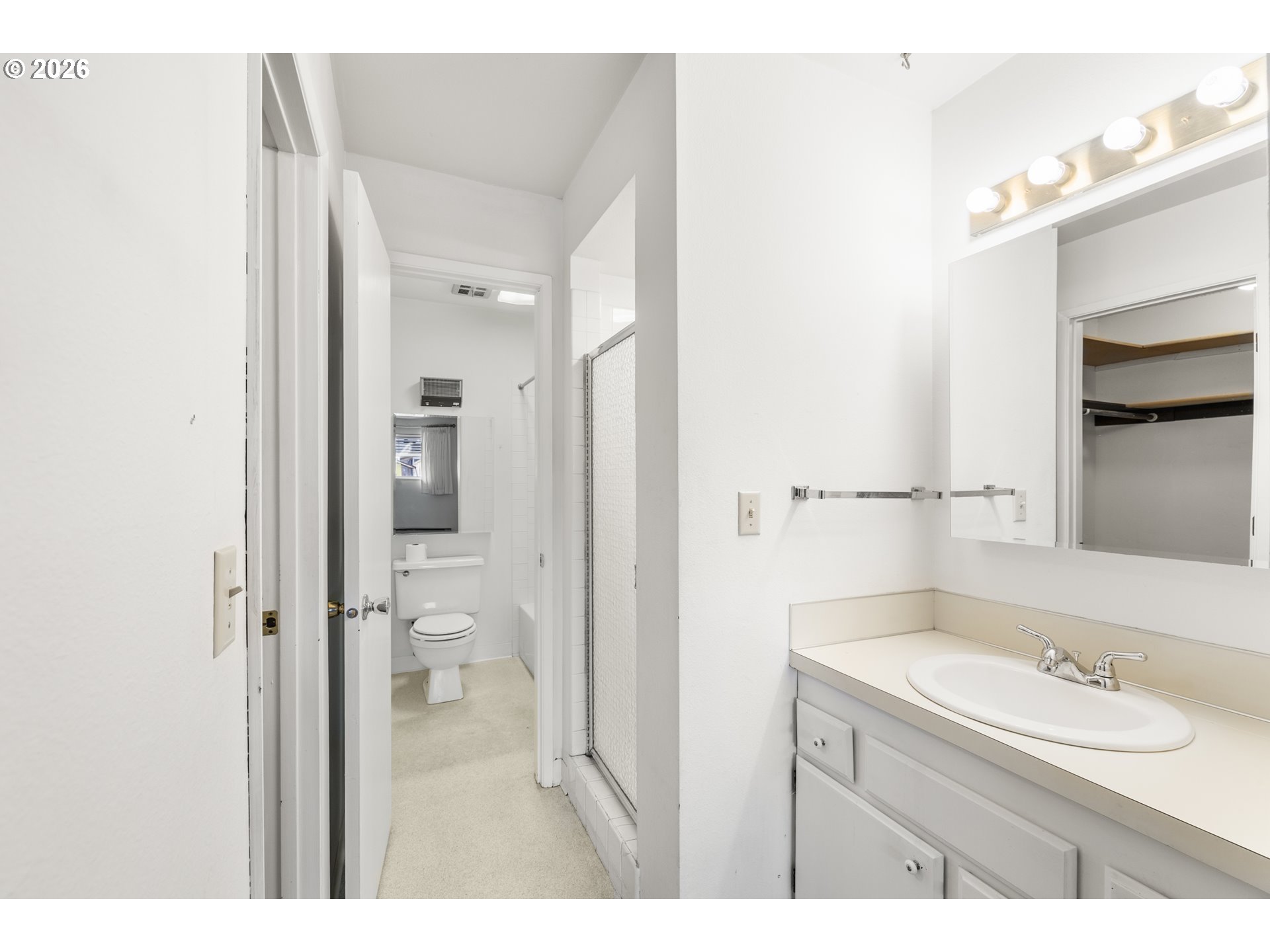 950 Evergreen Road, Unit 110 Woodburn, OR 97071 - Photo 13 of 38 Attached Bathroom #1