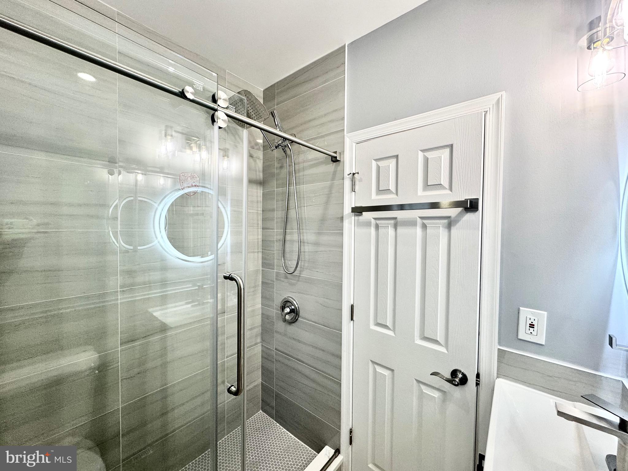 2029 South 4th Street Philadelphia, PA 19148 - Photo 24 of 49 2nd floor hallway bathroom