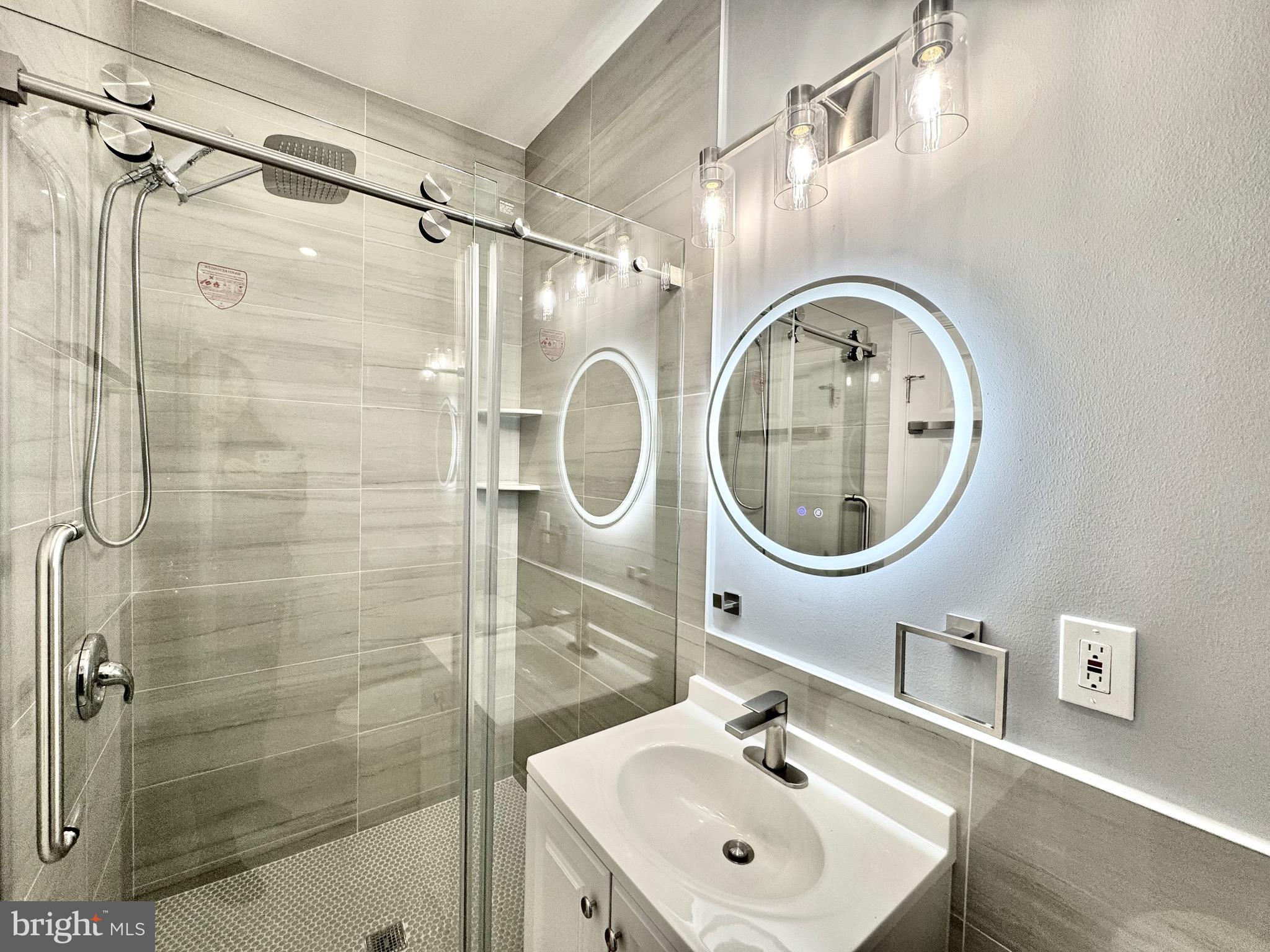 2029 South 4th Street Philadelphia, PA 19148 - Photo 29 of 49 Master Bath