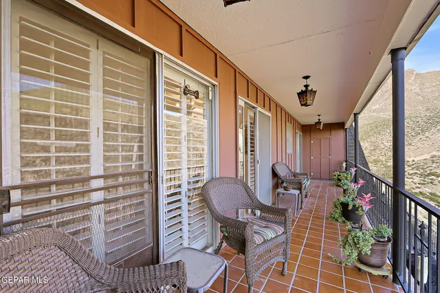 a view of houses with a yard