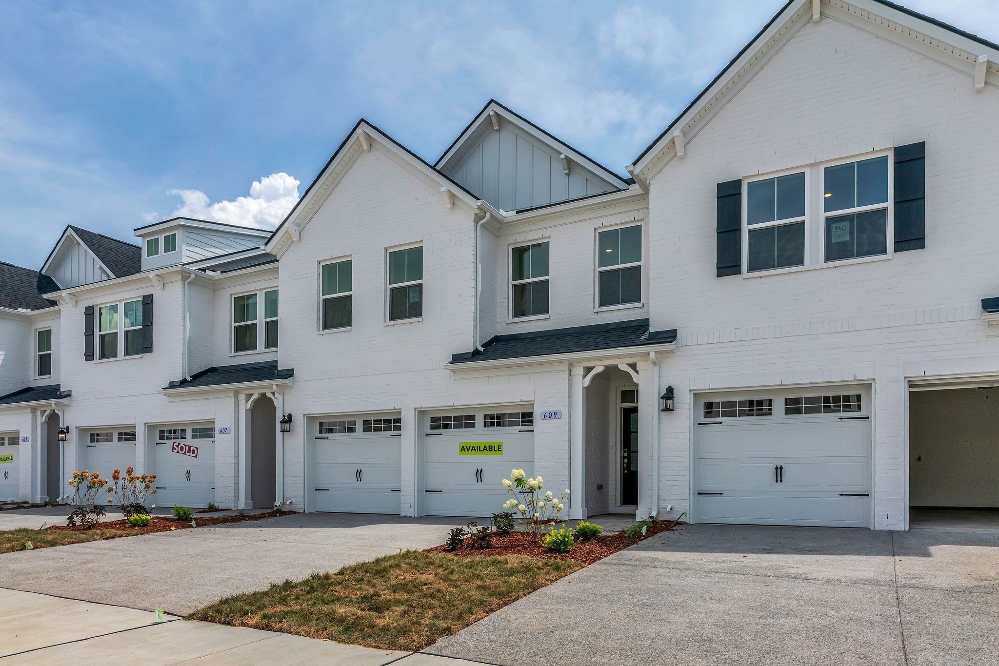 621 Club View Way Mount Juliet, TN 37122 - Photo 3 of 36 a front view of a house with parking
