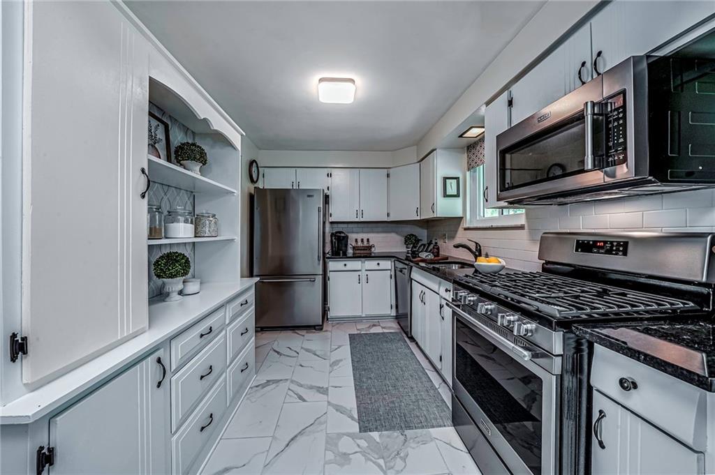 425 Sharon Road Coraopolis, PA 15108 - Photo 2 of 45 Gallery Image 2
