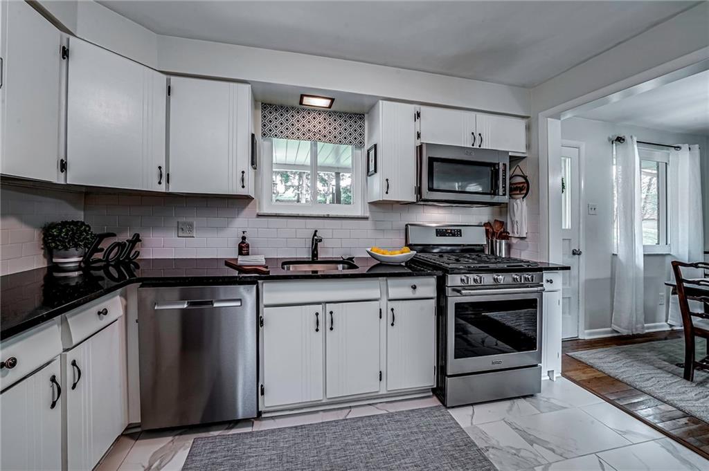 425 Sharon Road Coraopolis, PA 15108 - Photo 3 of 45 Gallery Image 3