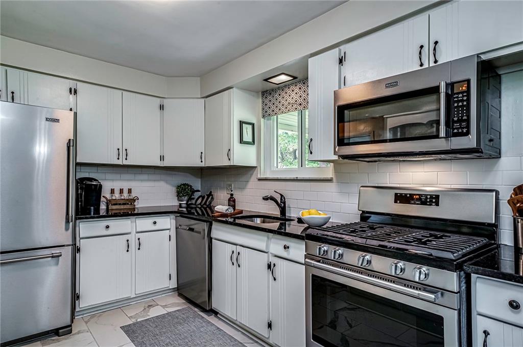 425 Sharon Road Coraopolis, PA 15108 - Photo 4 of 45 Gallery Image 4