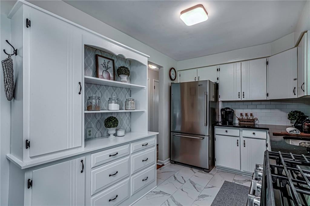 425 Sharon Road Coraopolis, PA 15108 - Photo 6 of 45 Gallery Image 6