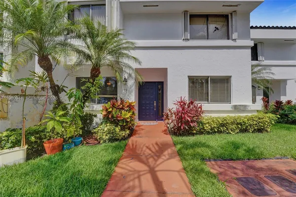 $3,000 | 21300 San Simeon Way, Unit P6, Miami, FL 33179