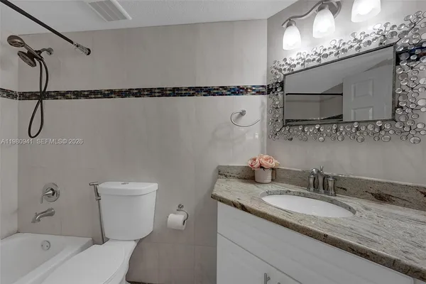 $3,000 | 21300 San Simeon Way, Unit P6, Miami, FL 33179
