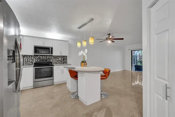 $3,000 | 21300 San Simeon Way, Unit P6, Miami, FL 33179