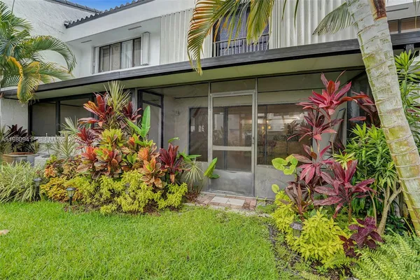 $3,000 | 21300 San Simeon Way, Unit P6, Miami, FL 33179