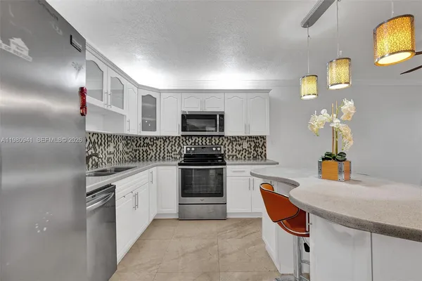 $3,000 | 21300 San Simeon Way, Unit P6, Miami, FL 33179