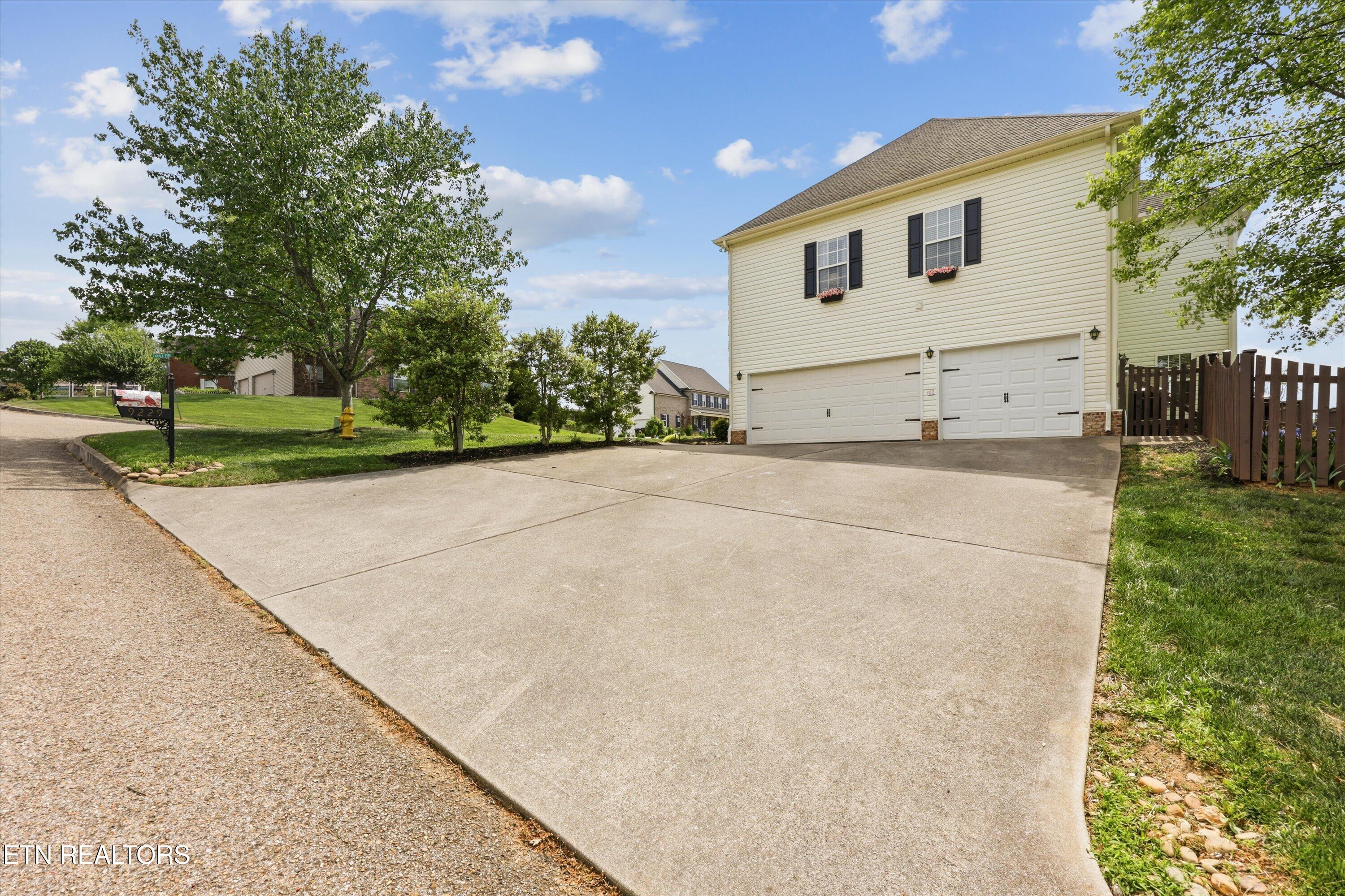 9229 Ridges Meadow Lane Knoxville, TN 37931 - Photo 4 of 53 3 Car, Side entry Garage