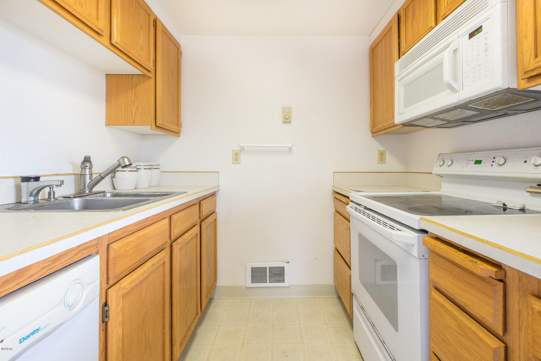 2324 Northwest Inlet Avenue Lincoln City, OR 97367 - Photo 4 of 41 Lower unit galley kitchen