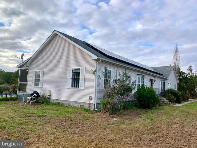 a view of a house with backyard and garden
