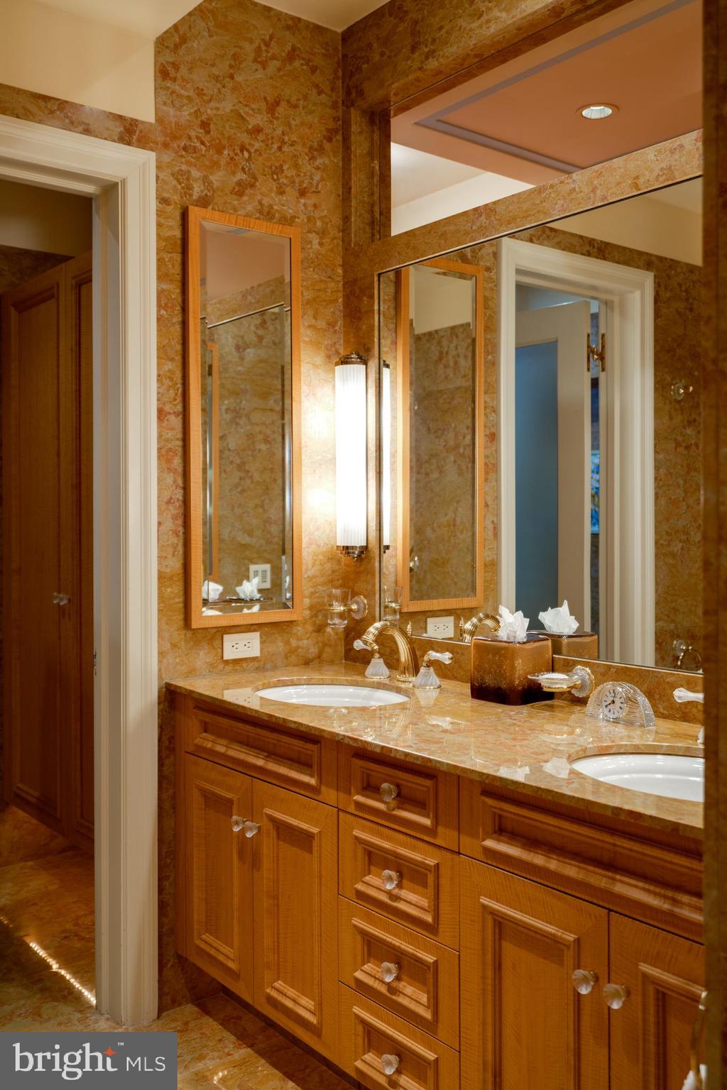 250 South 18th Street, Unit 601 Philadelphia, PA 19103 - Photo 18 of 52 Primary Bath