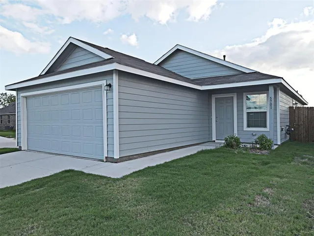 $1,900 | 5701 Manarchos Lane, Forney, TX 75126