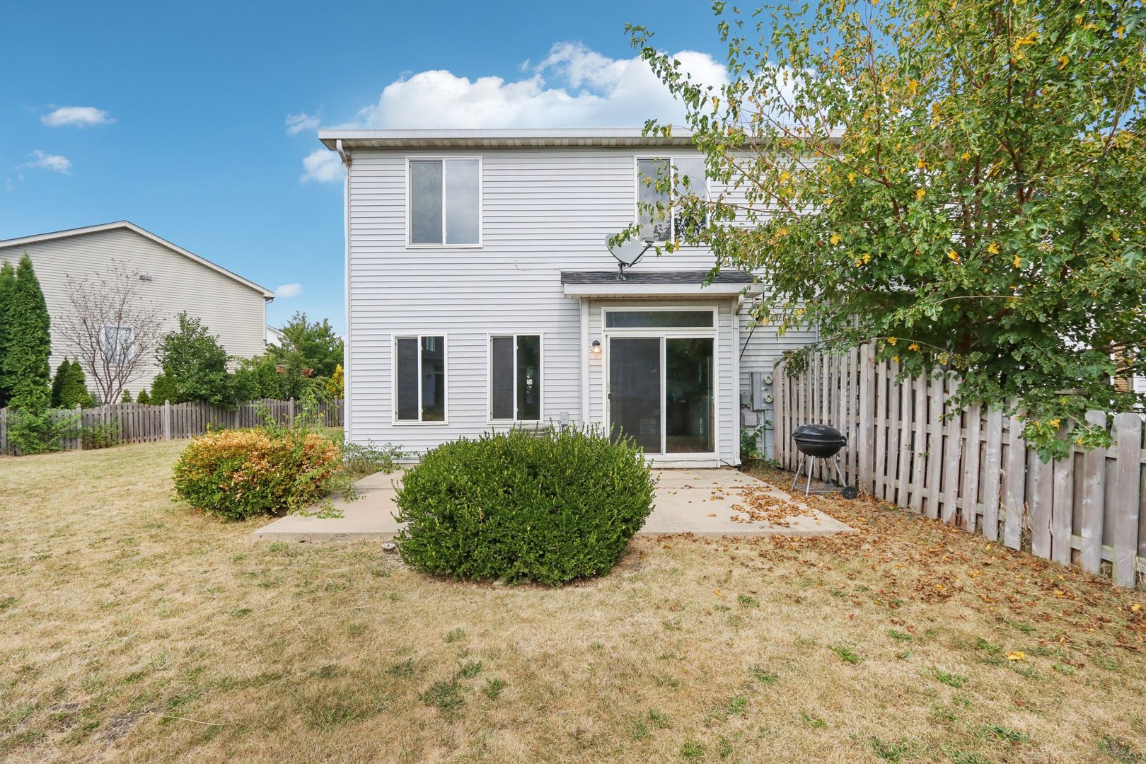 346 Richfield Trail Romeoville, IL 60446 - Photo 29 of 32 a front view of a house with a yard and garage