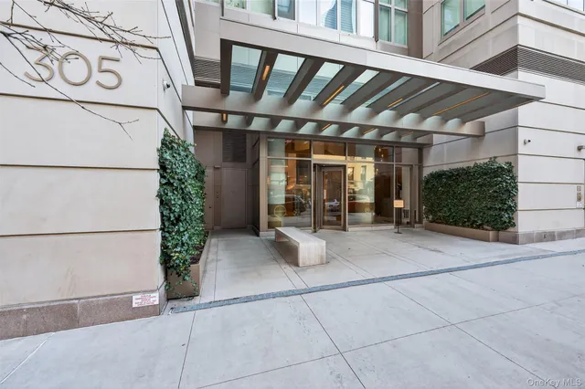 a view of entryway front of house