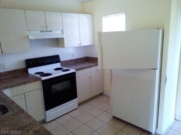 4533 26th Street Southwest Lehigh Acres, FL 33973 - Photo 4 of 10 a stove top oven sitting inside of a kitchen