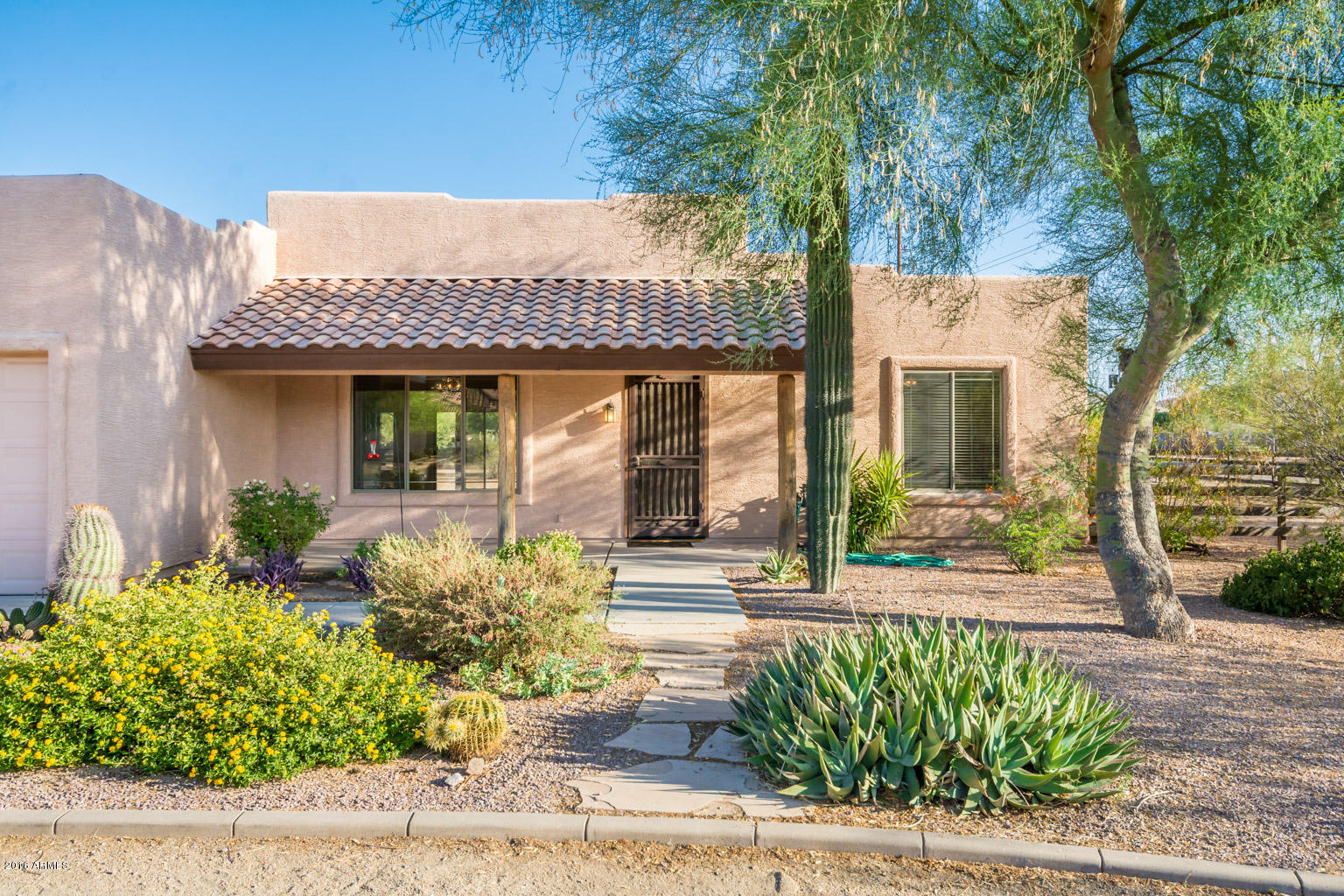 611 West Restin Road Phoenix, AZ 85086 - Photo 4 of 48 611 W Restin Rd - MLS-8