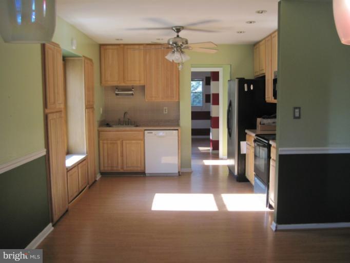 1806 Glenarm Road Edgewater, MD 21037 - Photo 3 of 17 Kitchen
