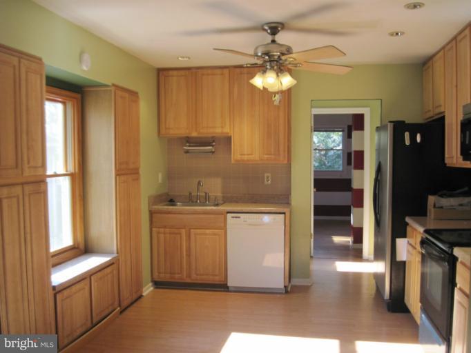 1806 Glenarm Road Edgewater, MD 21037 - Photo 4 of 17 Kitchen
