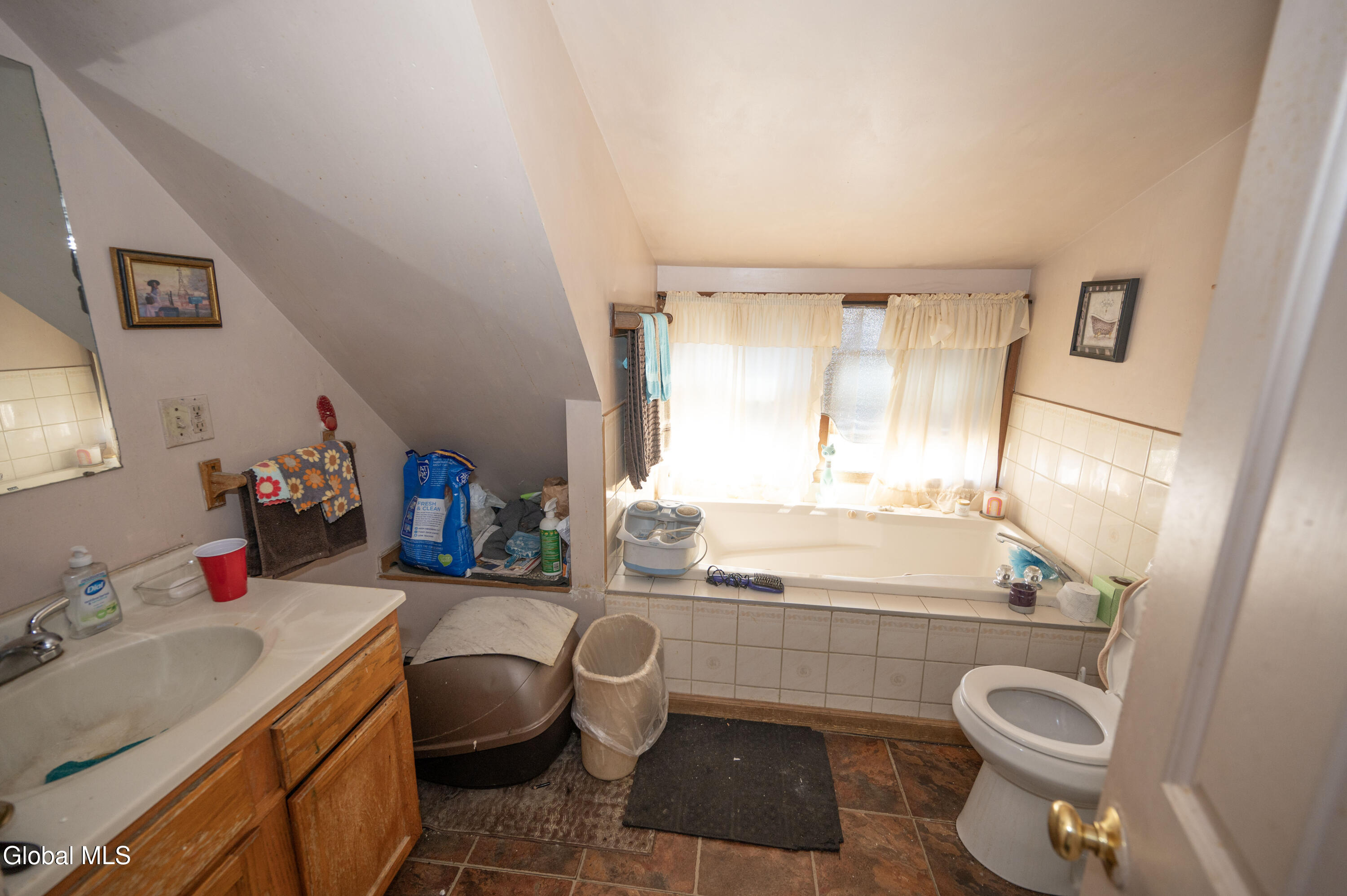 446 Second Avenue Albany, NY 12209 - Photo 15 of 17 3rd floor bathroom