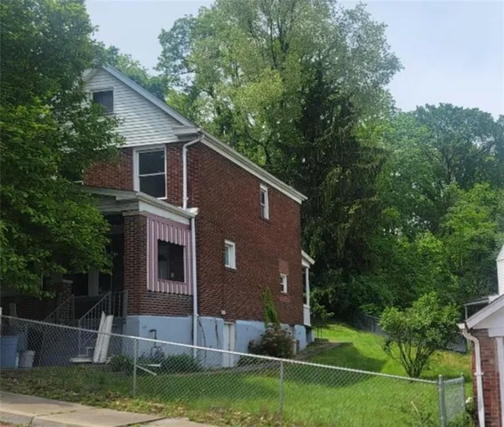 a view of a house with backyard