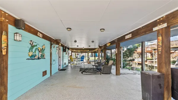 a view of livingroom with furniture and furniture