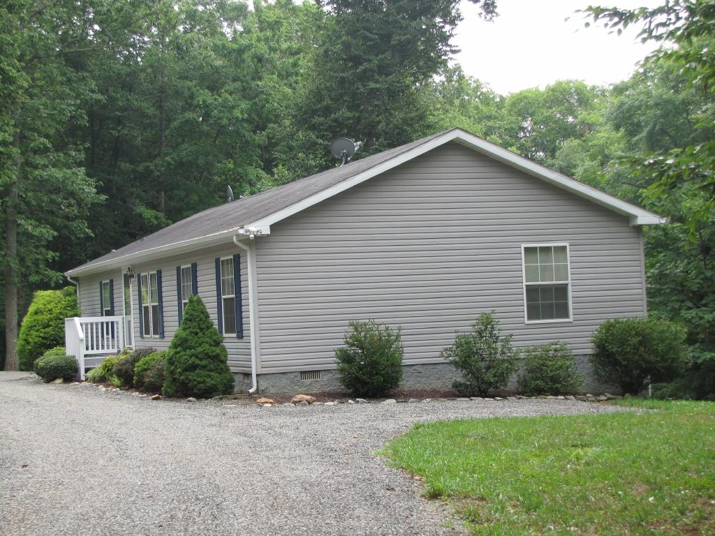 110 Old Post Road Moneta, VA 24121 - Photo 18 of 99 Entrance- Right Side View