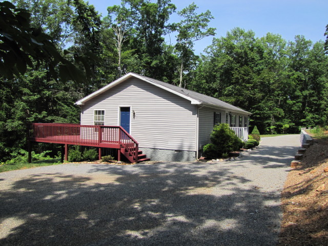 110 Old Post Road Moneta, VA 24121 - Photo 3 of 99 Left Side View