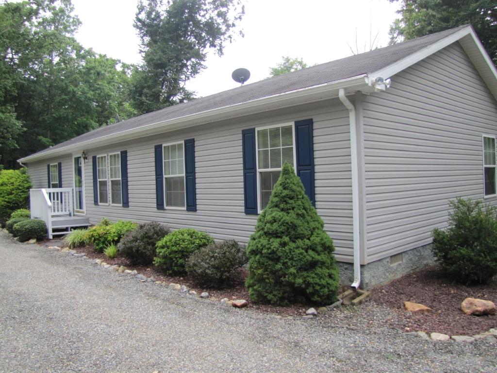 110 Old Post Road Moneta, VA 24121 - Photo 23 of 99 Front Right View