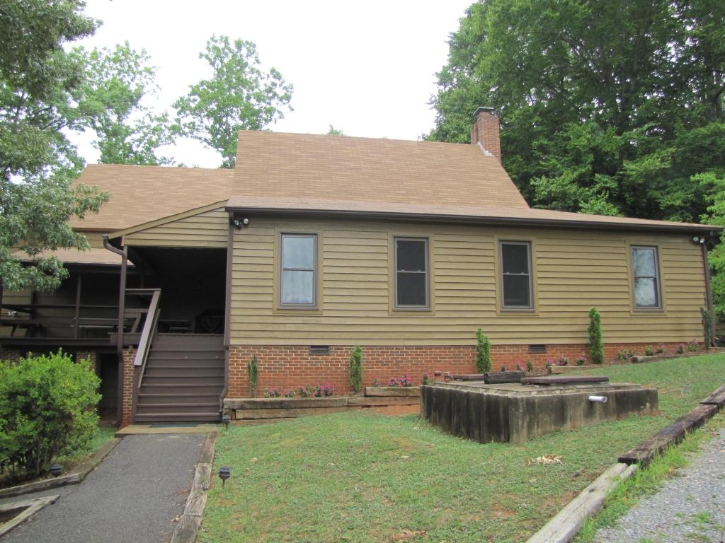 110 Old Post Road Moneta, VA 24121 - Photo 81 of 99 Clubhouse Side View