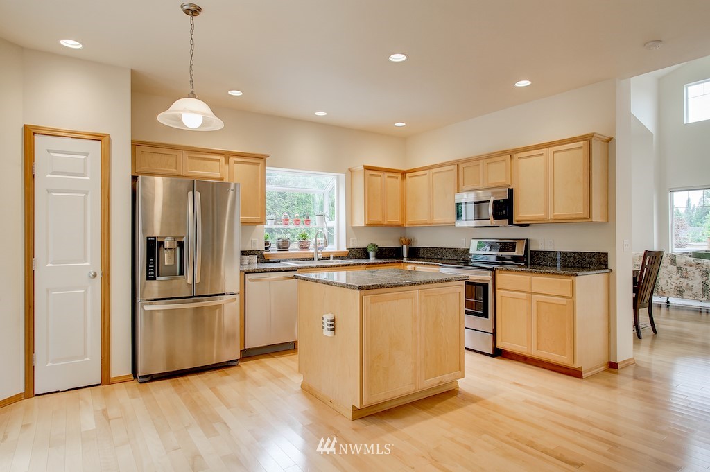 6218 Northeast 7th Court Renton, WA 98059 - Photo 10 of 21 Gallery Image 10