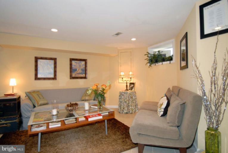 1007 E Street Northeast Washington, DC 20002 - Photo 11 of 21 Apartment Living Room