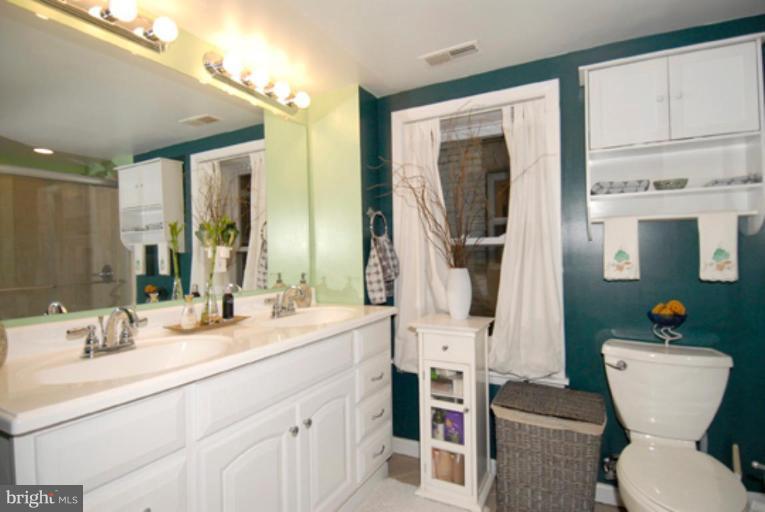 1007 E Street Northeast Washington, DC 20002 - Photo 12 of 21 Apartment Bath