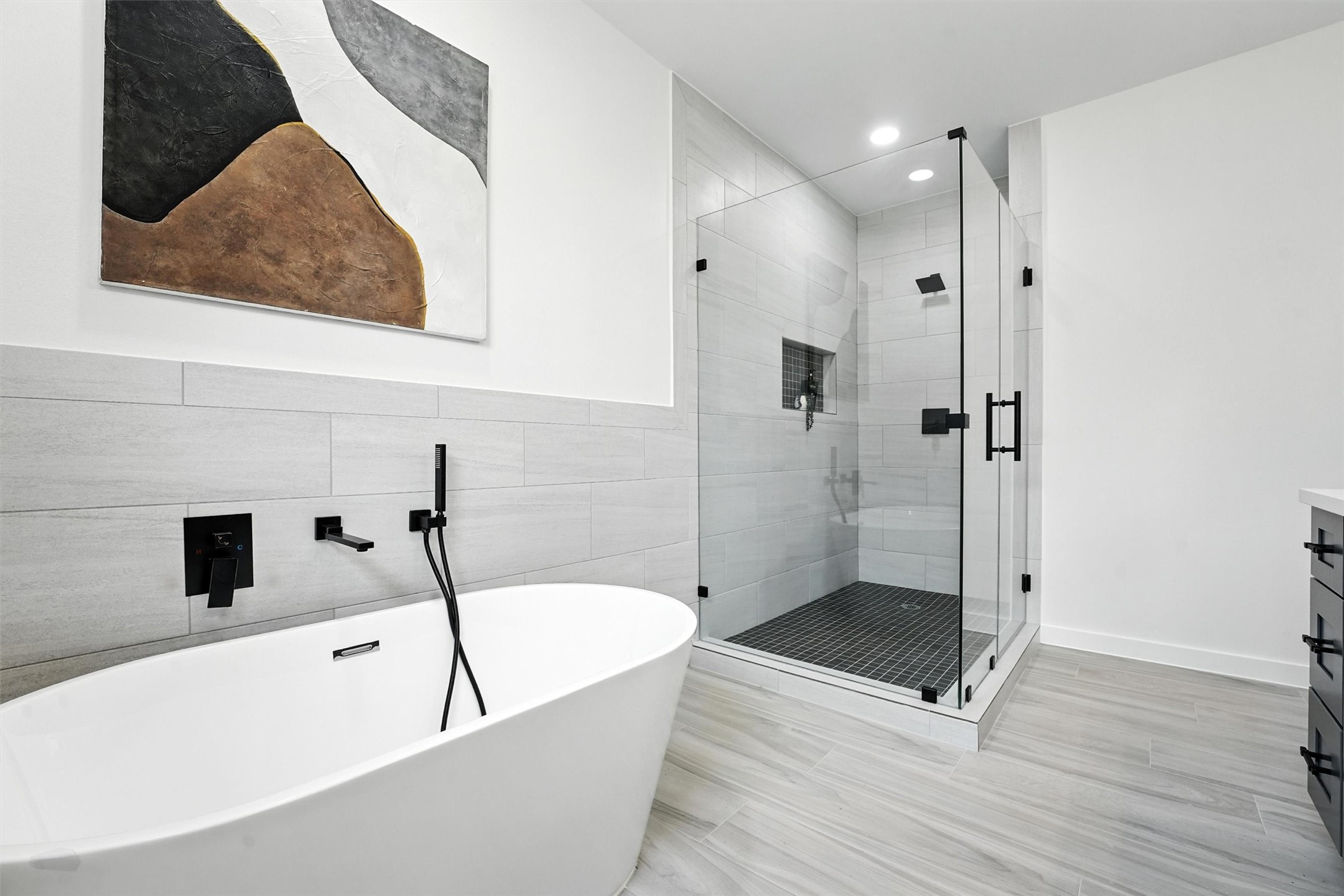 256 Davis Bend Road Alvin, TX 77511 - Photo 19 of 34 a bathroom with a tub and shower