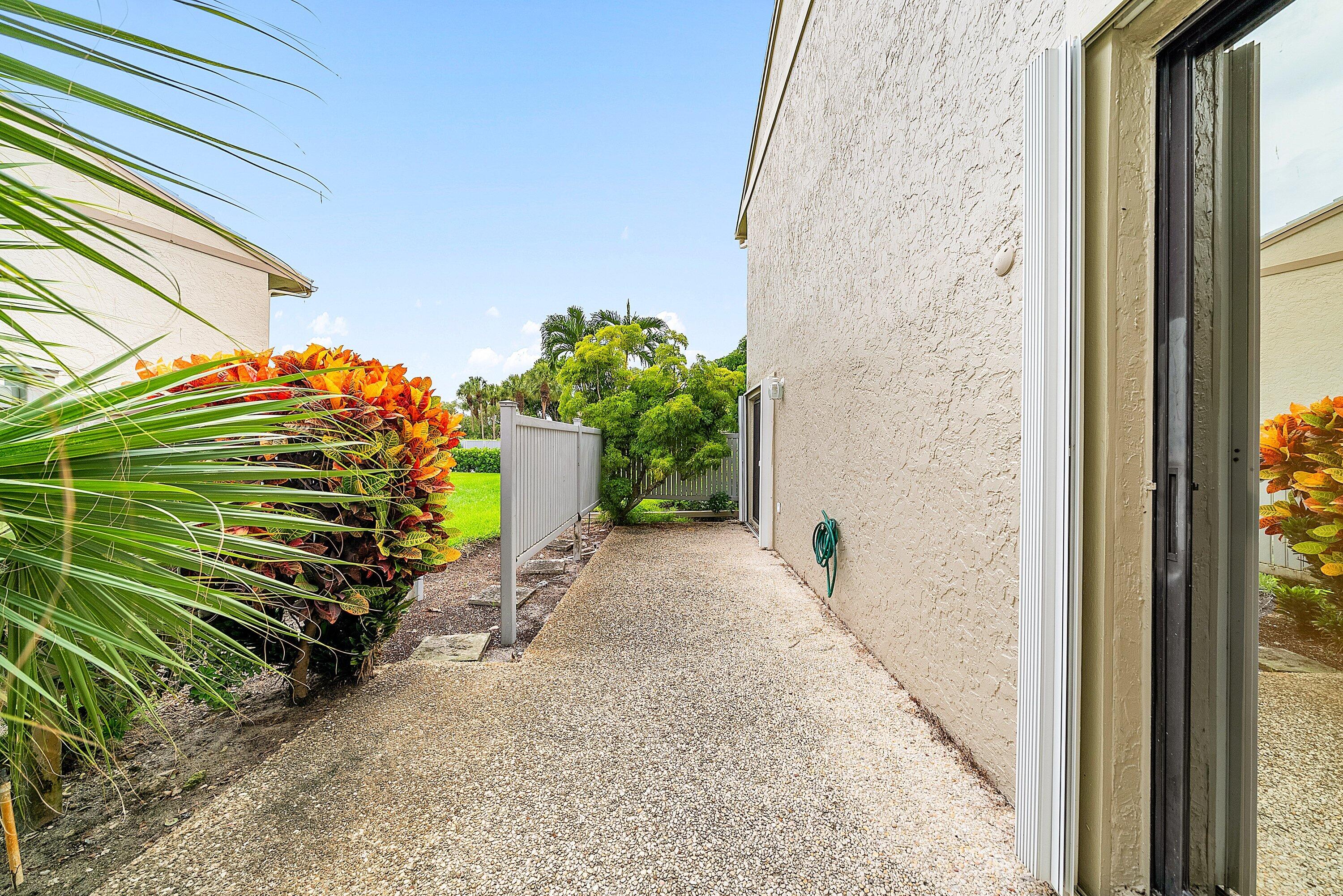 23 Eastgate Drive, Unit C Boynton Beach, FL 33436 - Photo 34 of 71 Patio