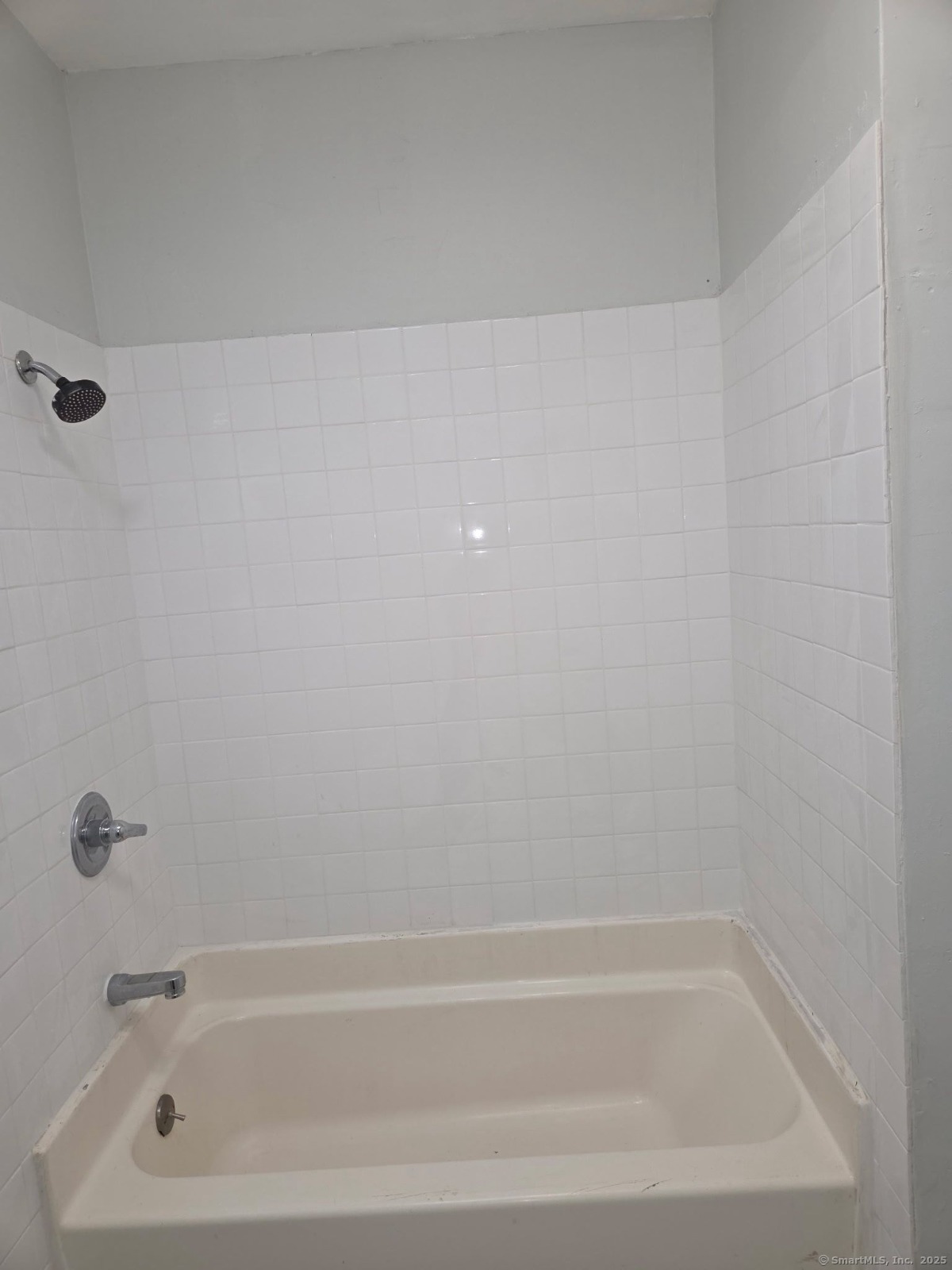 43 Gilbert Avenue New Haven, CT 06511 - Photo 11 of 14 a bathroom with a bathtub