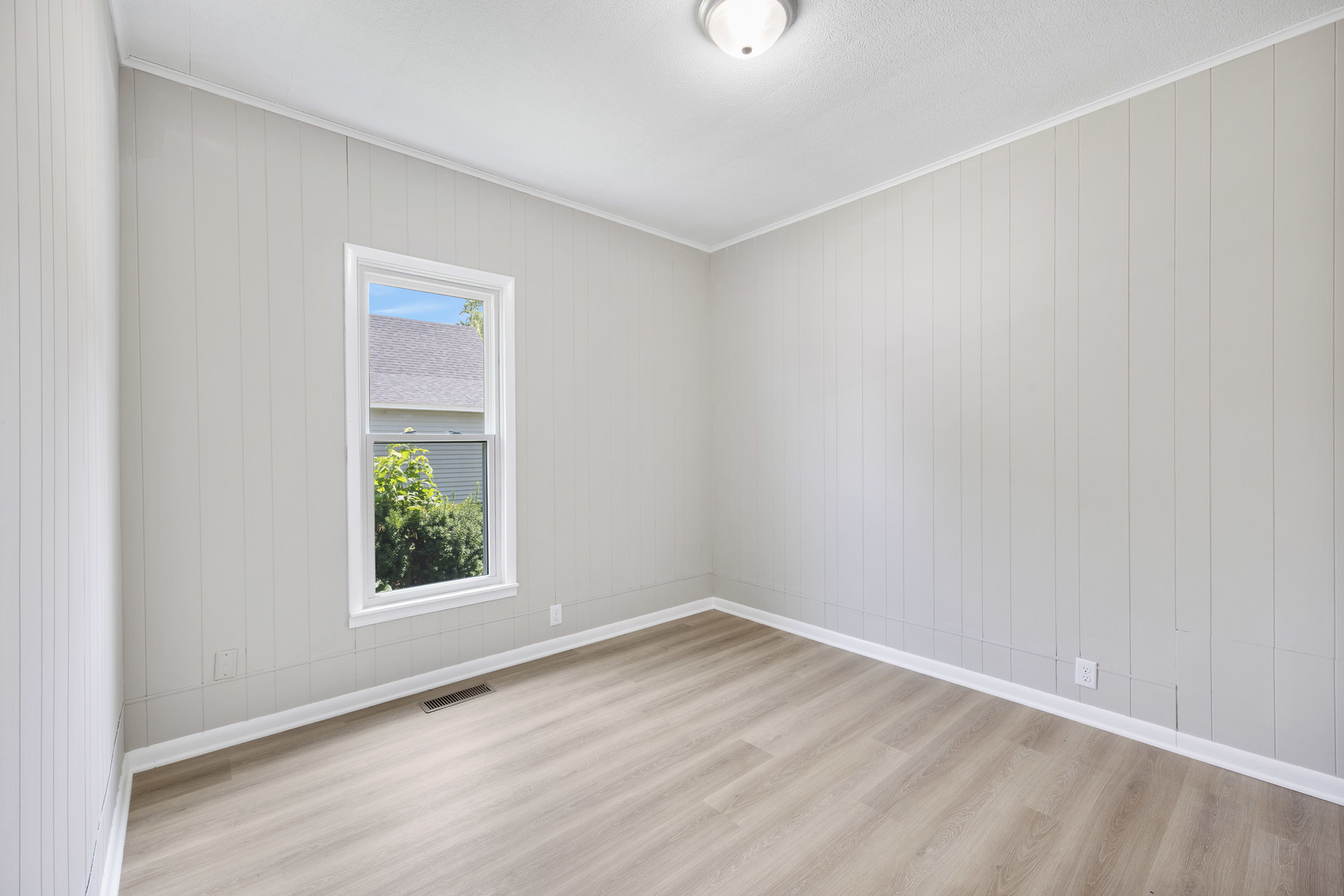 722 East Madison Avenue Chrisman, IL 61924 - Photo 19 of 23 an empty room with a window
