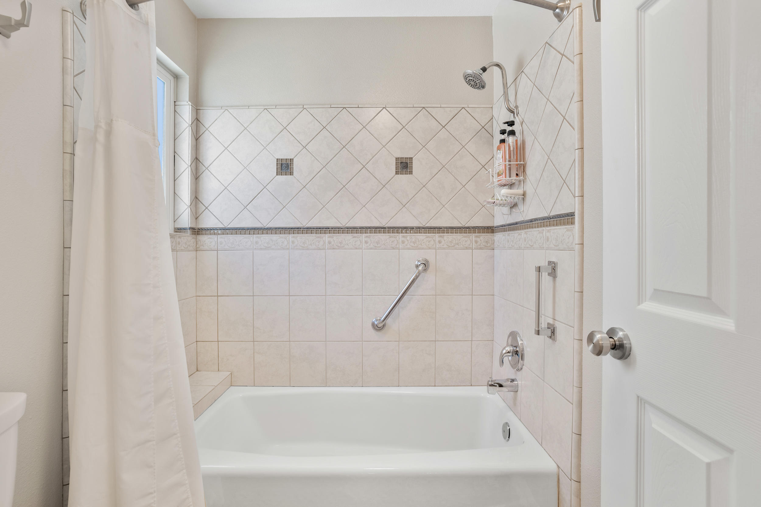 33727 Liberty Road Yucaipa, CA 92399 - Photo 16 of 39 a close view of a bathtub in bathroom