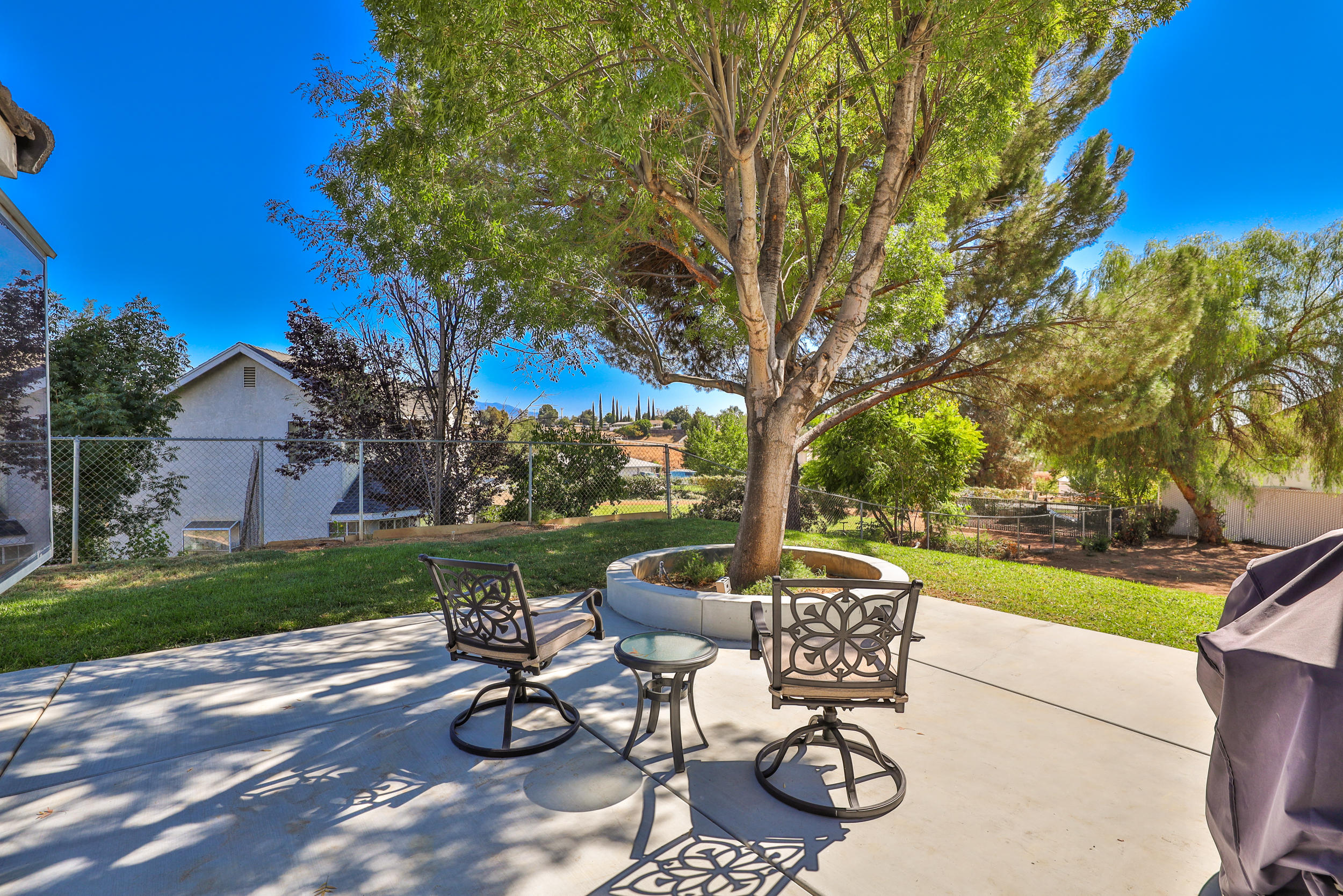 33727 Liberty Road Yucaipa, CA 92399 - Photo 26 of 39 a table and chairs with wooden fence