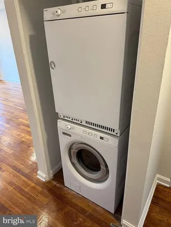 a close up view of a washer and dryer