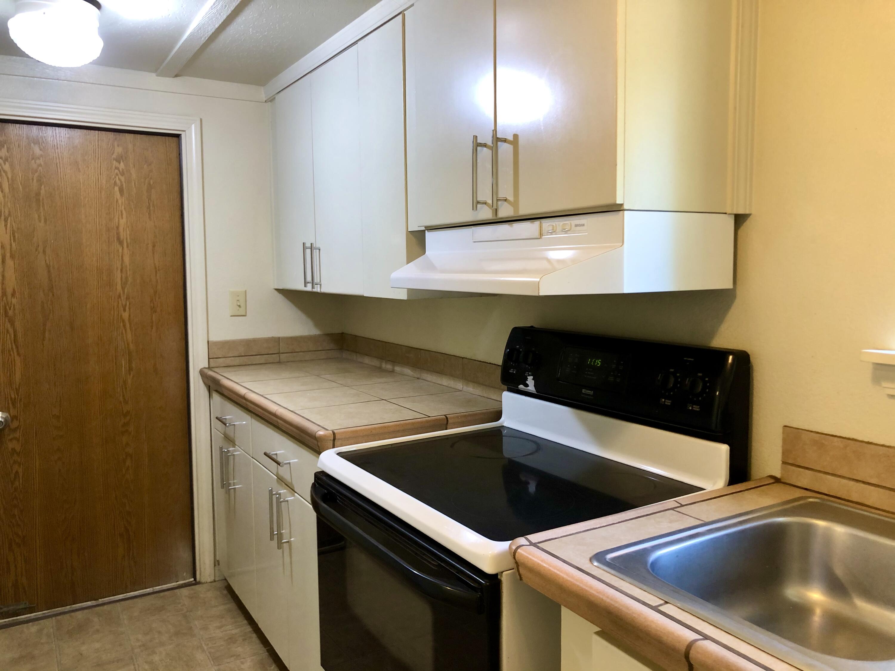 15974 Jackpine Road La Pine, OR 97739 - Photo 17 of 29 Kitchen3