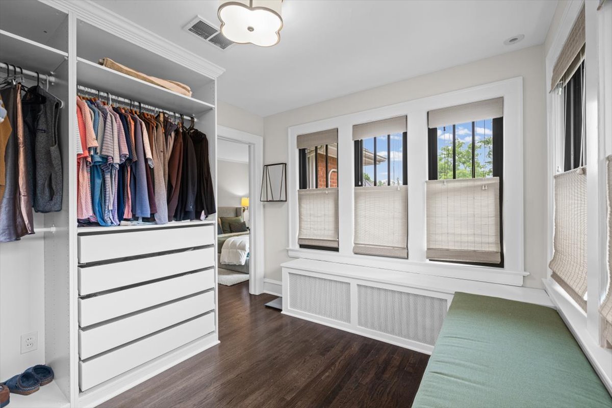 198 Wildwood Road Lake Forest, IL 60045 - Photo 28 of 37 a view of walk in closet with empty racks