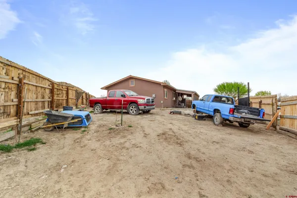 a view of a back yard