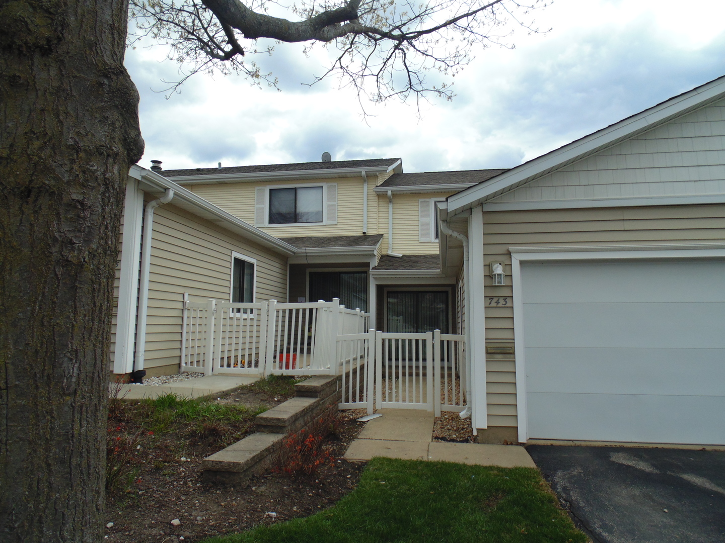 745 Ebbtide Schaumburg, IL 60193 - Photo 2 of 13