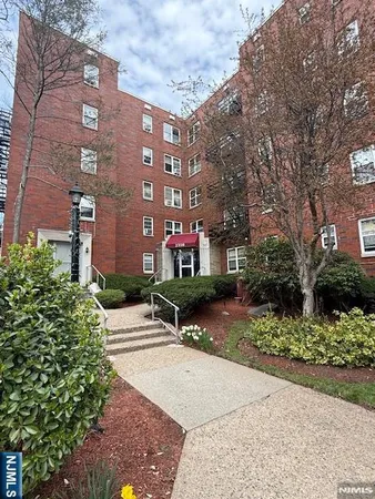 $2,400 | 2350 Linwood Avenue, Unit 3H, Fort Lee, NJ 07024