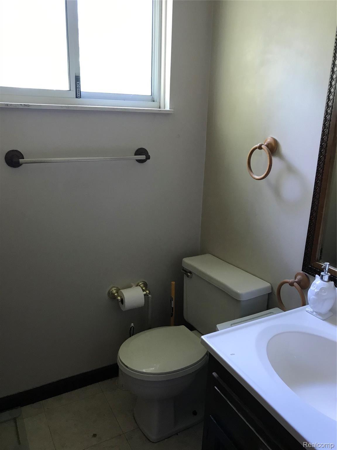 7044 Henderson Road Goodrich, MI 48438 - Photo 15 of 27 Half bath